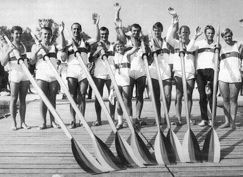 Dirk Schreyer 2. von links mit Ruderkollegen im Jahr 1968